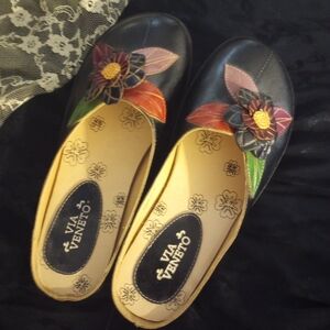 Via Veneto leather clogs. Size 8 NWOT. Never worn.